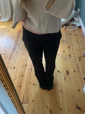 Kostymbyxor ”Vera” Bikbok - Snygga kostymbyxor från bikbok i den populära modellen Vera. Lågmidjade och utsvängda.  En liten defekt i form av att sömnen i sidan gått upp lite (se bild), har sytt ihop det och det har hållit mycket bra utan några problem.   Skriv vid funderingar eller egna prisförslag!💗