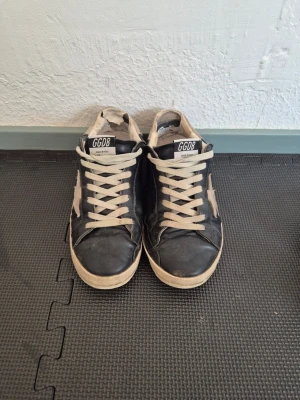 Svarta golden goose  - Säljer nu mina tvär feta golden goose skor som är sköna och  jag använt mycket. De är dock slitna och det kan man se på de. Sulan har trillat av men man kan enkelt sätta på en annan. Pris kan diskuters. Skorna är även helt äkta. Skriv för fler bilder