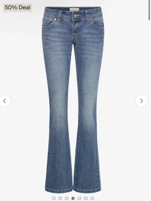 Blå bootcut jeans från Abrand - Snygga blå bootcut jeans från Abrand med klassisk femficksmodell och normalhög midja. Jeansen har en lätt tvättad look och är tillverkade i denim med stretch för skön passform. Perfekta för dig som gillar en trendig siluett. Skriv gärna för egna bilder 