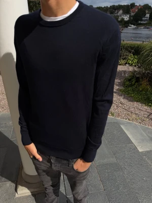Mörkblå rundhalsad tröja Uniqlo - Klassisk mörkblå merinoulls tröja från Uniqlo med rund halsringning och långa ärmar. Tröjan är i topp skick köpt för 500kr o säljes för endast 349kr! Skriv vid minsta funderingar 