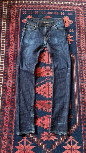 Nudie jeans - Riktigt snygga Nudie Thin Finn jeans| sitter rätt tight | mycket fint skick med fades | storlek 30/34 | längd:109cm midja:39cm innerben:80cm | vid frågor och funderingar tveka inte på att höra av er!                                                                                                     Mvh Doré.reselll