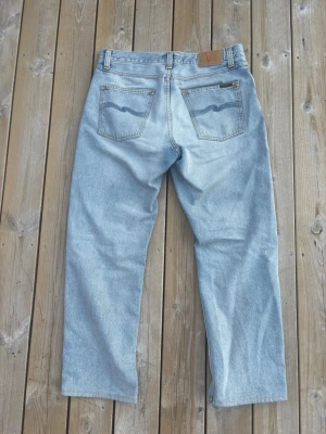Nudie jeans rad rufus  - Säljer dessa schyssta nudie jeansen i modellen ”rad rufus” , storlek W31, L30! De är i mycket fint skick, inga defekter! Hör gärna av dig vid funderingar😊