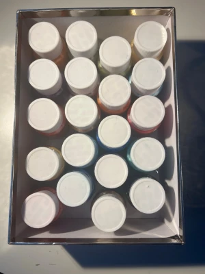Set med 20 burkar pigmentpulver - Köpte för: 400kr (20kr/st) Säljer ett set med 20 små burkar pigmentpulver i olika färger som grönt, gult, orange, rött, lila, blått, brunt och svart. Perfekt för konst, DIY-projekt eller nagelkonst. Burkarna är genomskinliga med vita skruvlock och pigmenten har metallic/glittrig effekt. Ca 4 är öppnade men inte använda mycket, för mer information så går det bra att skicka ett meddelande så svarar jag så snabbt det går!! 