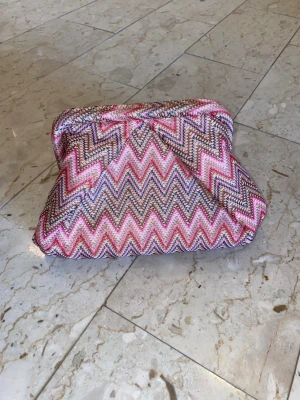 Becksöndergaard clutch - Jättefin väska från Becksöndergaard , utgången modell som ej säljs längre. Har några sminkfläckar inuti, men annars superbra skick💕