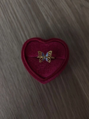 Guldfärgad ring med fjärilsdesign - Fjäril ring i storlek 18,1mm, guldfärgad.