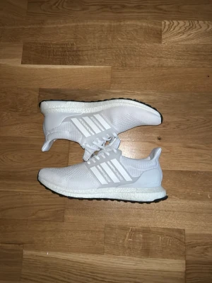Vita Adidas Ultraboost sneakers - Snygga vita Adidas Ultraboost sneakers Perfekta för dig som gillar sportig och clean stil. Pris kan diskuteras 