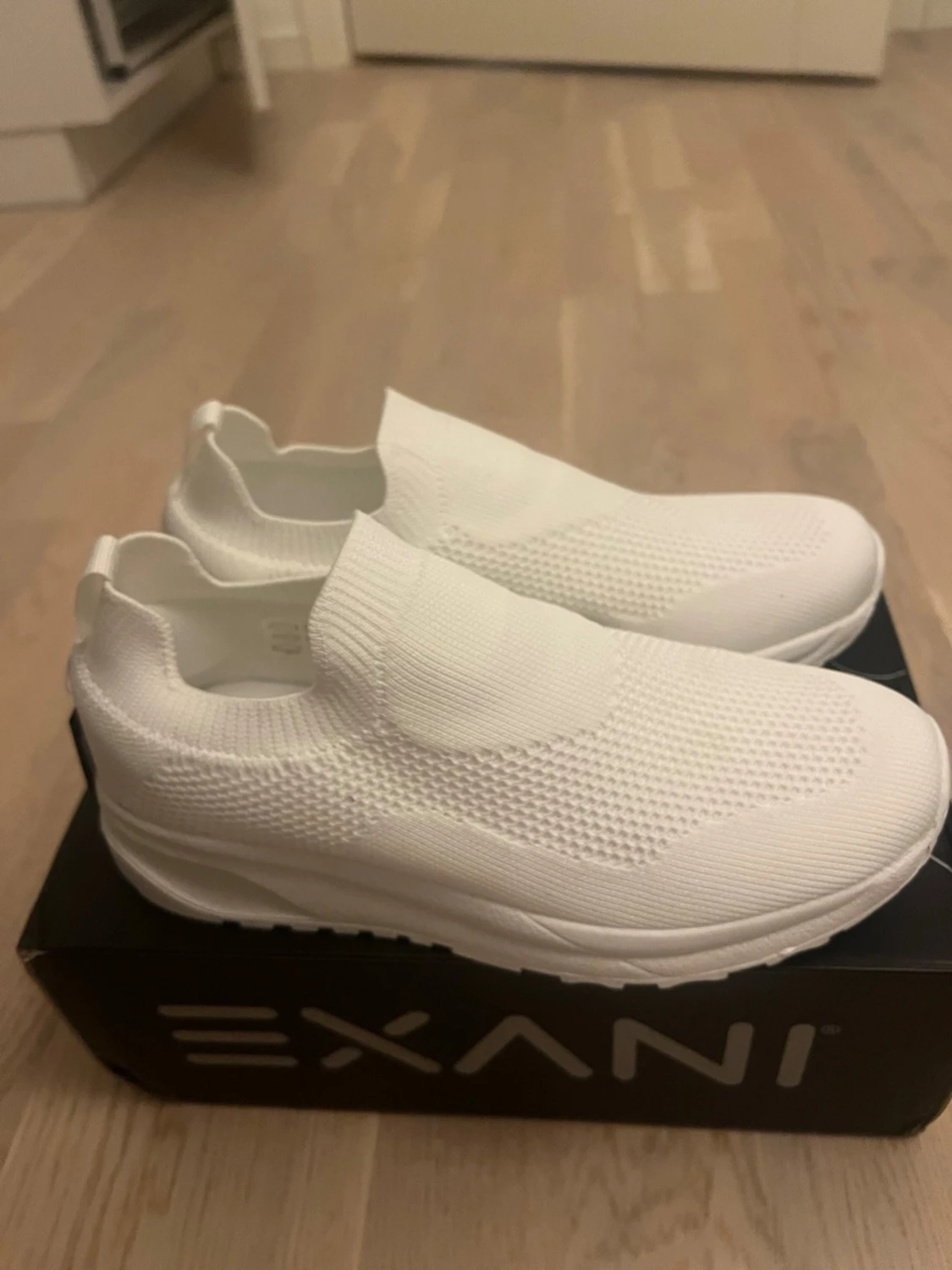 Vita slip-on sneakers från Exani - 2