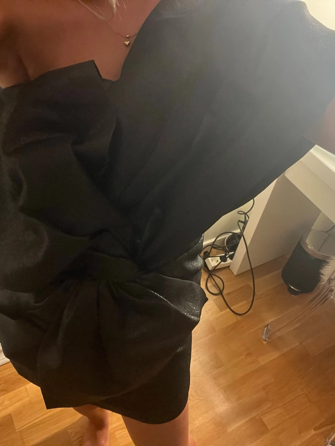 Svart one shoulder klänning med rosett - 3