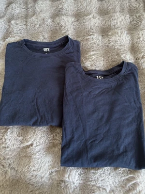 Två mörkblå basic t-shirts - Säljer två mörkblå basic t-shirts från 157 med rund hals och korta ärmar. Perfekta till vardags och gjorda i mjuk bomull för skön känsla. Enkel och stilren design som passar till det mesta.