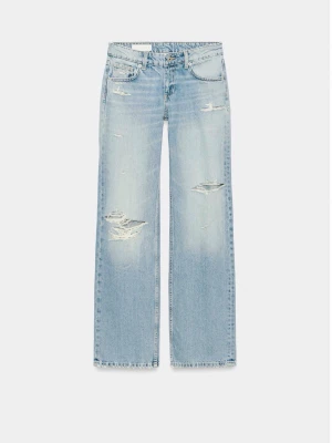 Ljusblå raka jeans med slitningar - Helt nya led prislapp. Från Zara.Säljer ett par ljusblå jeans med raka ben och trendiga slitningar på både lår och knän. Jeansen har klassisk femficksmodell och normal midja. Perfekta för en avslappnad och cool stil.