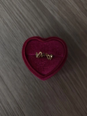 Guldig vågig ring  - ring i storlek 17,3mm, guldfärgad.