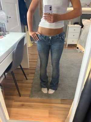 Blå bootcut jeans med låg midja - Säljer mina true religion då dem inte längre kommer till användning!