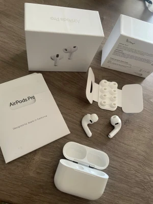 Apple AirPods 3 Pro trådlösa in-ear - Säljer ett par vita Apple AirPods 3 Pro med laddningsetui och extra silikonpluggar. Snygg och kompakt design med korta stjälkar och mjuka in-ear-tips. Perfekta för musik, samtal och träning. Levereras med originalförpackning och manual.