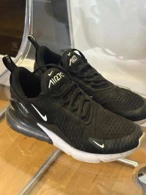Nike Air Max 270 svarta sneakers - Svarta Nike Air Max 270 sneakers, storlek 40 och passar till både kvinnor och män