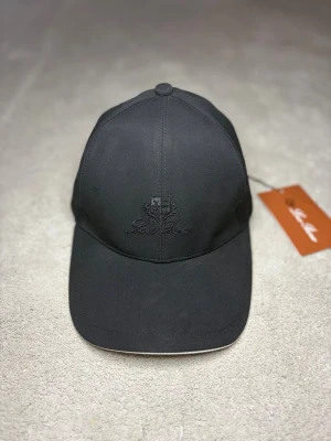 Loro Piana keps - Svart Loro piana keps gjord av 100% kashmir. Helt sprillans ny!