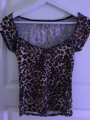 leopard topp - leopard topp från Nelly, fint skick. nästan aldrig använd. säljer eftersom att den inte sitter så som jag vill på mig