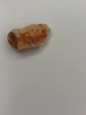 Liten orangevit sten - Stenar, helt ärligt ingen aning om vad de e för stenar..