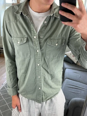 Jeansskjorta/Overshirt olivgrön  - Tunn och skön perfekt nu under sommaren!  Mått:  A:47 B:45 C:45 D:61 (cm) Skriv vid fundering!🙌 