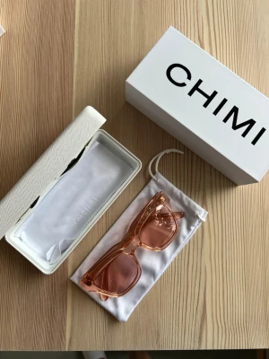 CHIMI 07 PINK - Snygga solglasögon från CHIMI i transparent rosa med fyrkantig form. Kommer med originalfodral och tygpåse. Modell 07 pink