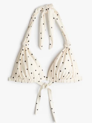 Vit bikiniöverdel med svarta prickar - Snygg trekantsbikini i vitt med svarta prickar och knyt i nacken och ryggen. Klassisk och trendig modell som passar perfekt till stranden eller poolen. Tillverkad i mjukt syntetmaterial som torkar snabbt. Endast testad, nypris 249