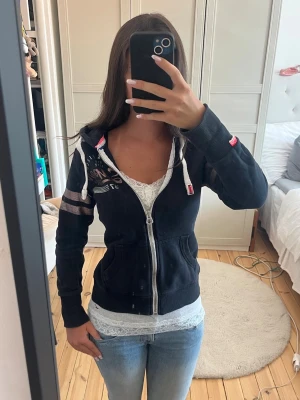 Superdry hoodie  - Jättefin superdry hoodie med detaljer i storlek 36 