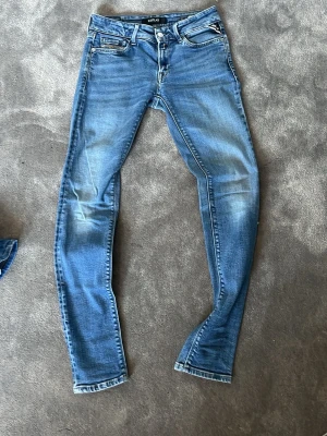 Blåa replays  - Blåa snygga jeans. Riktigt fräscha jeans! Klassisk femficksdesing. Perfekt för en schysst fest elelr liknande!!  Små fickor ifram!
