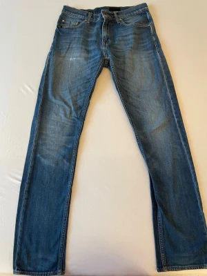 Tiger of Sweden jeans - Tiger of Sweden jeans modell pistolero. Storlek 30/32 slim fit. Spår av användning på höger sida framtill och lite på bakfickorna. Men överlag i bra skick. 
