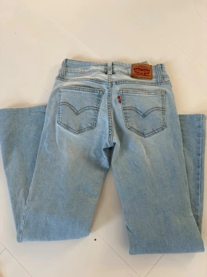 Ljusblå Levis jeans ”superlow flare”  - Storlek 24 och är uppsydda till mig som är 157 cm lång därav sänkt pris 