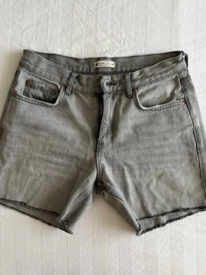 Grå jeansshorts - Säljer ett par grå jeansshorts från gina tricot i storlek 36. 🤍 Det är från början ett par jeans jag klippt av. De är mid/low waist. 
