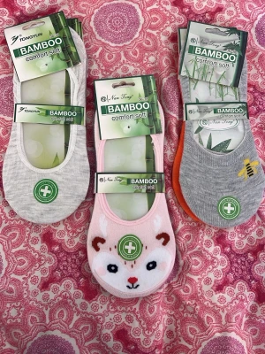 3-pack låga bambustrumpor - Säljer ett 3-pack låga strumpor (ballerina strumpor) i bambumix. Supermjuka och tunna, perfekta till sneakers eller ballerina skor. Material: 85% bambu. 9 par för = 100kr 🥰