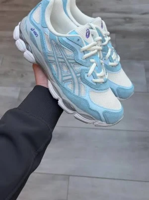  Nya oandvända Asics ljusblå och vita sneakers - Snygga sneakers från Asics i ljusblått och vitt med mesh- och mockadetaljer. Skorna har en chunky sula i vitt och grått samt klassiska Asics-loggor på sidan. Perfekta för dig som gillar sportig och fräsch stil.