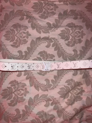 Vitt L.V bälte - 120cm använt några gånger men bra skick