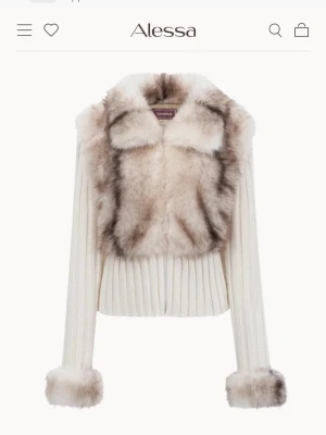 Vit pälsjacka med ribbade ärmar - Säljer en snygg vit pälsjacka från Alessa med fluffig fuskpäls framtill och på ärmsluten. Jackan har ribbade, långa ärmar och en kortare. Pälsen har inslag av beige och bruna toner, i princip oanvänd 💞💞nypris 1700 ca, säljer för 1000. 