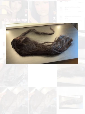 Ponytail - Säljer ett set mörkbrunt löshår med clip-on fästen. Håret är långt, rakt och har en naturlig glans. Perfekt för dig som vill ha extra volym eller längd på håret. Materialet känns mjukt och följsamt. Löshårstofs 40cm
