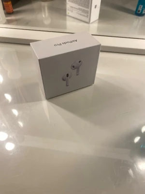 Apple AirPods Pro 3 hörlurar - Säljer ett par Apple AirPods Pro 3 i originalförpackning. Trådlösa in-ear hörlurar i vit färg med laddningsetui. Grym ljudkvalitet, brusreducering och smidig anslutning till iPhone och andra Apple-enheter. Perfekta för musik, samtal och gaming.