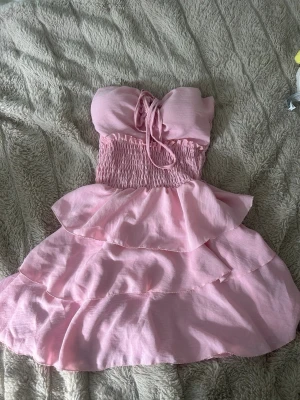Rosa volangklänning med snörning - Helt ny aldrig använd💞