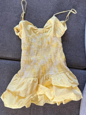 Gul zara klänning - Zara klänning storlek M men passar mer S! Jätte fin!!