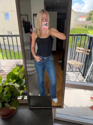 Mörkblå jeans  - Mörkblå jeans med coola fickor 