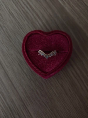 Guldfärgad ring med gnistrande stenar - Kristall ring i storlek 18,1mm, guldfärgad.