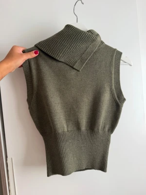 Olivgrön stickad polotopp - Oanvänd topp från Zara!! 