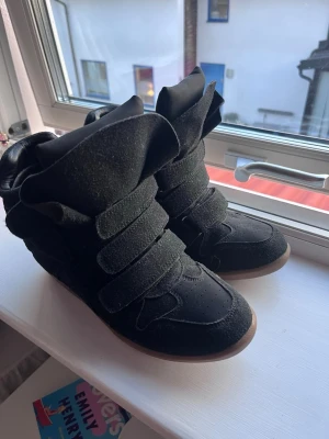 Isabel marant d u p e - D u p e på Isabel marant wedge sneakers. Strl 40. Helt oanvända därav lite högre pris! Pris kan såklart diskuteras.