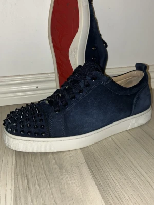 Mörkblå louboutin - Snygga mörkblå loub med vit och röd sula fortfarande i gott skick och självklart äkta priset är ej hugget i sten och går att diskutera 