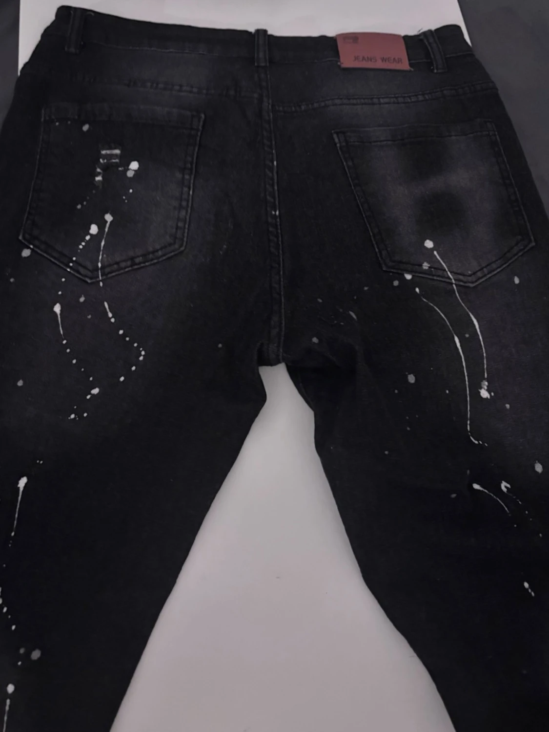 Svarta distressed jeans med färgstänk - 1
