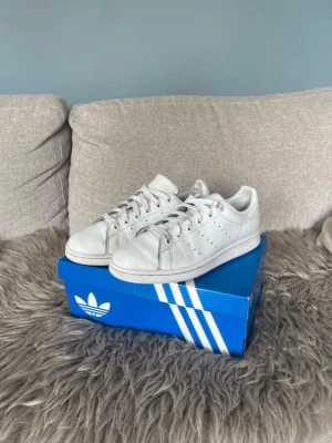 Vita Adidas Stan Smith sneakers - Säljer mina Adidas Stan Smith då de blivit för små för mig. Storlek 37 1/3. Skriv vid frågor! 