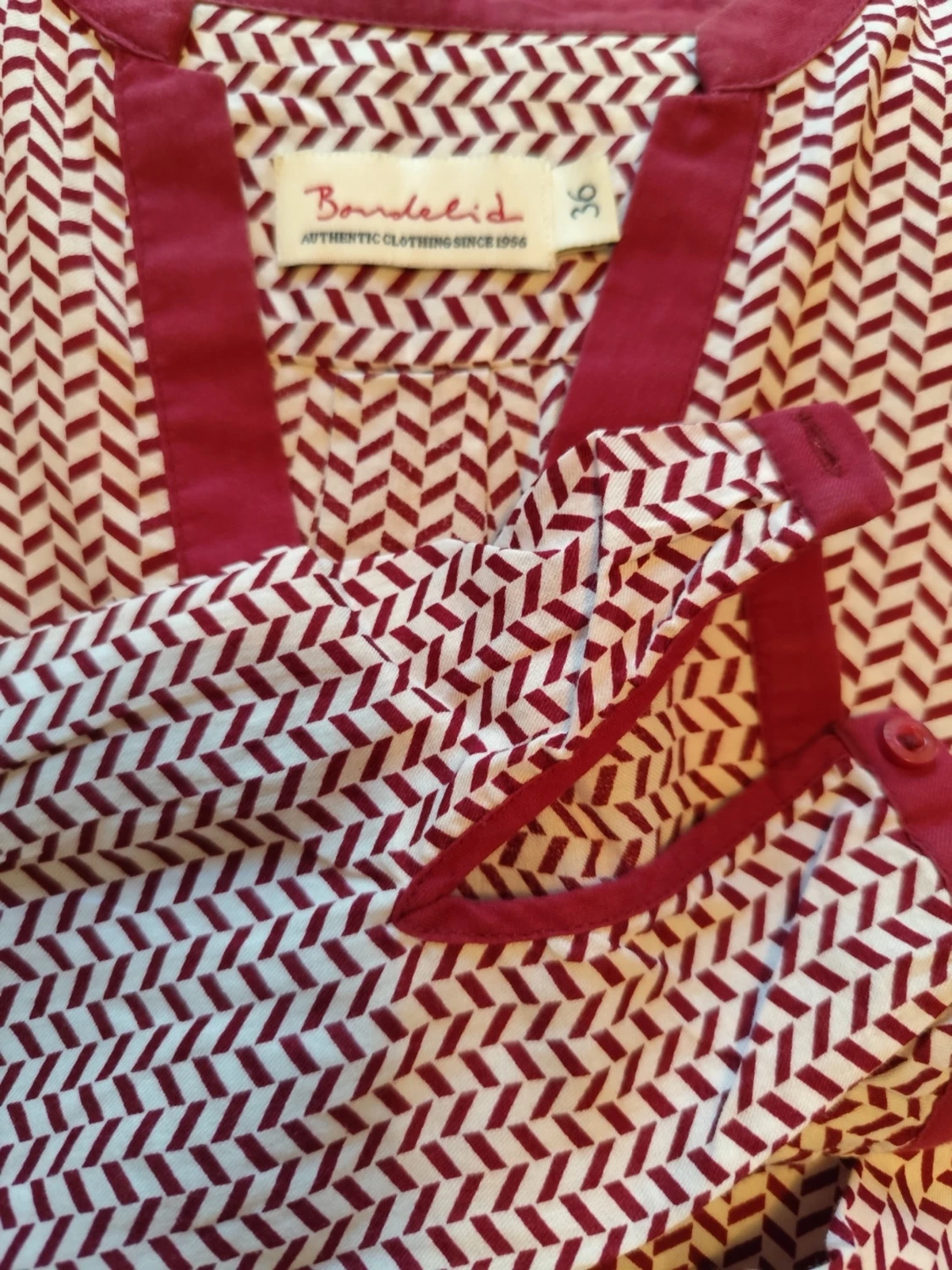 Mönstrad blus med vinröda detaljer - 4