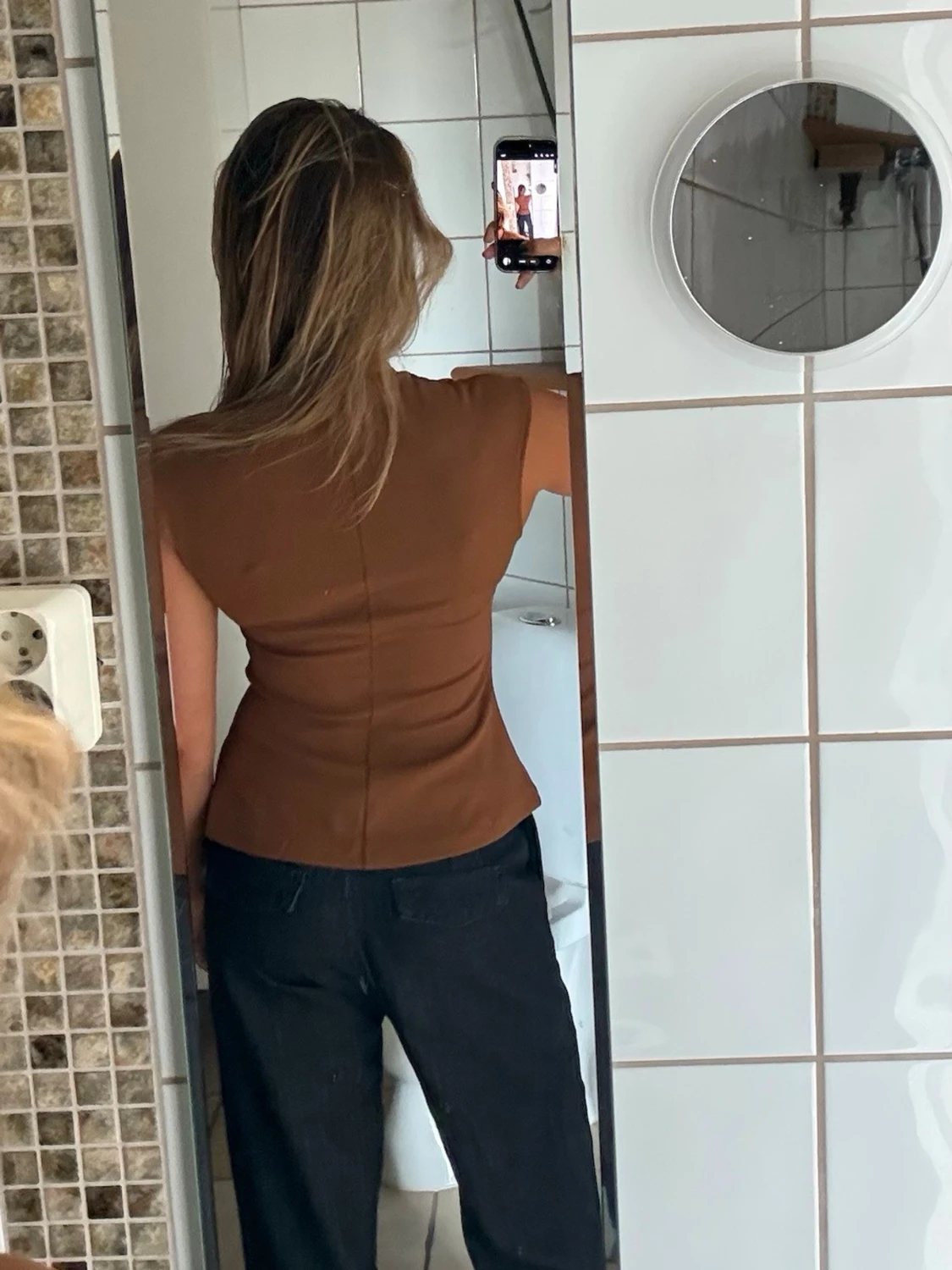 Brun väst med v-ringning och knappar - 2