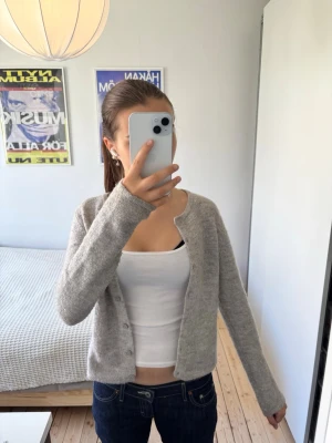 Ljusgrå kofta💗 - Mysig ljusgrå kofta med rund halsringning och knäppning framtill. Storlek 146/152 jag har växt ur den men tycker fortfarande att den passar hyfsat, (jag är 170 ish) Den är snygg och passar till mycket! Förlåt för skrynklig❤️