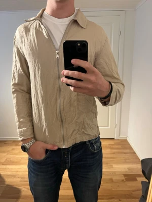 J.Lindeberg linne Overshirt beige  - Säljer denna sjukt snygga Overshirten från J.Lindeberg⭐️ Färgen är beige och storleken är M✅ Den har inga defekter och skicket är utomordentligt🙌🤝 Sjukt najs passform och passar perfekt till hösten☀️🙌 Tveka inte på att höra av er dig vid minsta fråga eller fundering😊