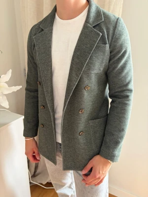 Kavaj från John Henric i unik färg - 💚Galet snygg kavaj från John Henric i unik grön färg. Storlek Medium (true to size). Fint skick inga skador. (Ena knappen fram är lite lös men går att fixa enkelt)