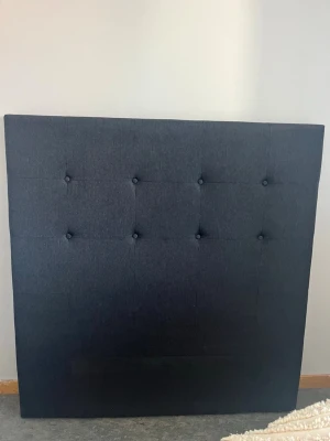 Mörkgrå sänggavel från JYSK - Mörkgrå sänggavel 120x124cm färg NISA grå-40. Nypris 1650kr. Klicka ej på köp eftersom paketet är för stort att skicka. Köparen får mötas upp i Örebro. Skriv för fler frågor.
